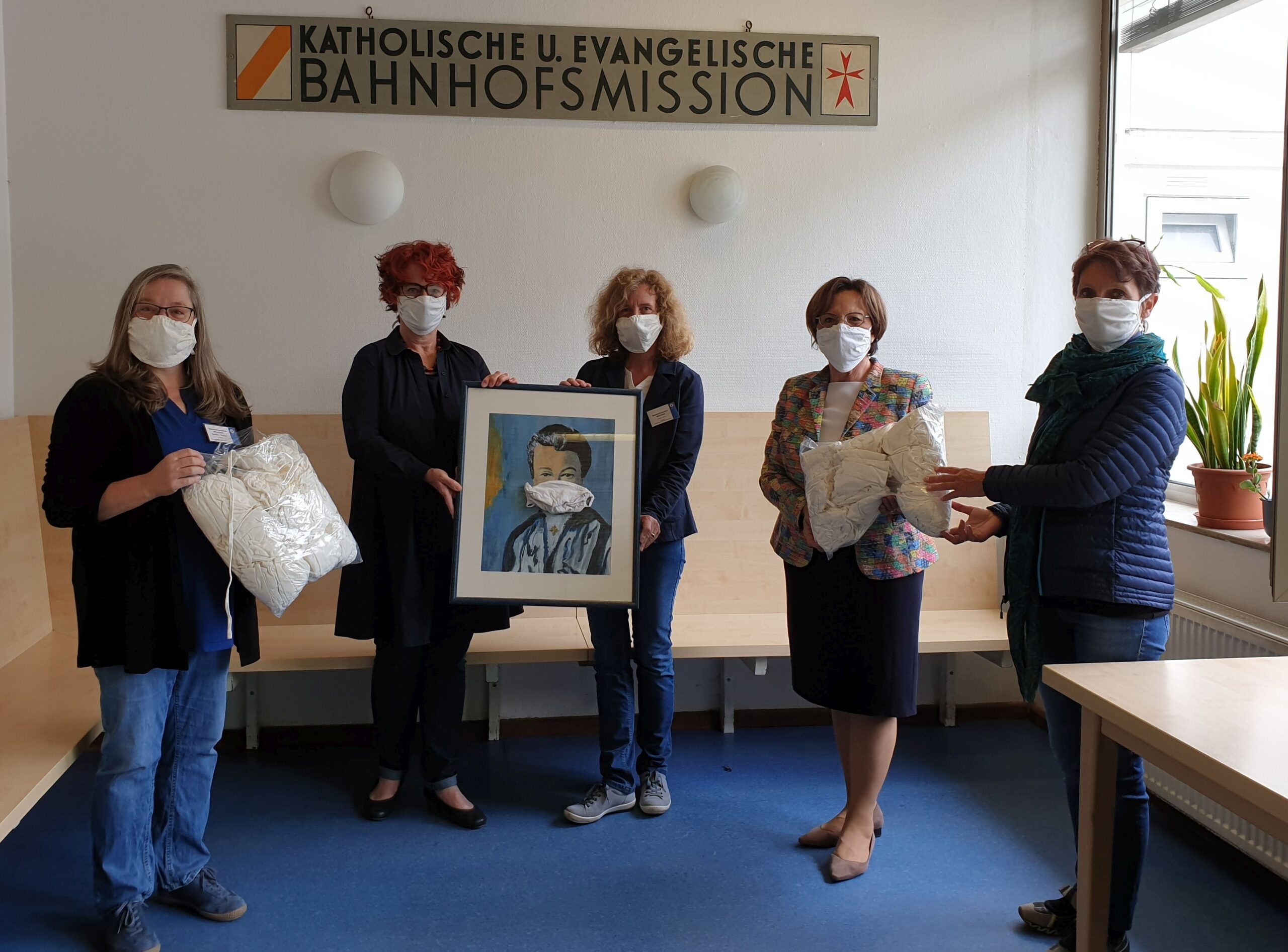 KDFB übergibt Masken an Münchner Bahnhofsmission 