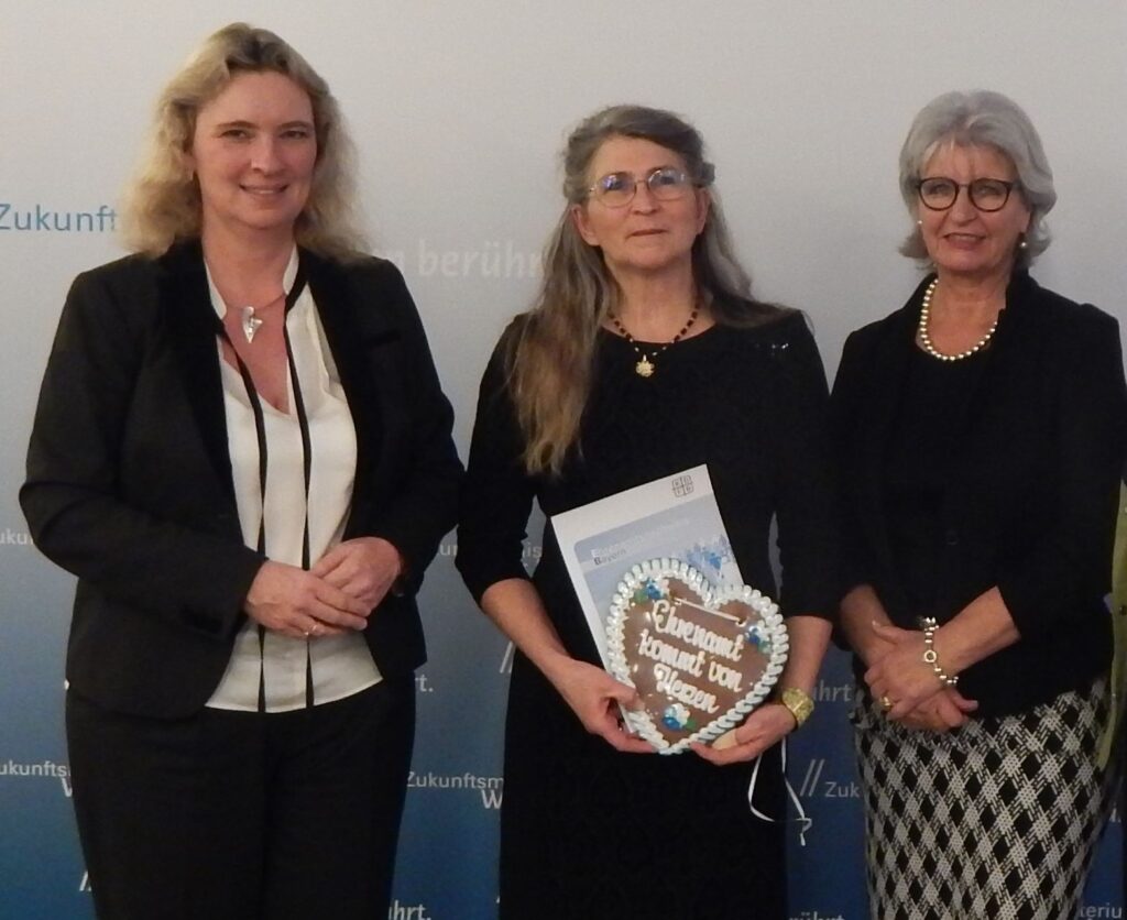 Ministerin Schreyer ehrt Birgit Kainz für Engagement im Ehrenamt