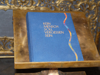 Kein Mensch soll vergessen sein - Buch des Erinnerns in der Münchner St. Michaelskirche