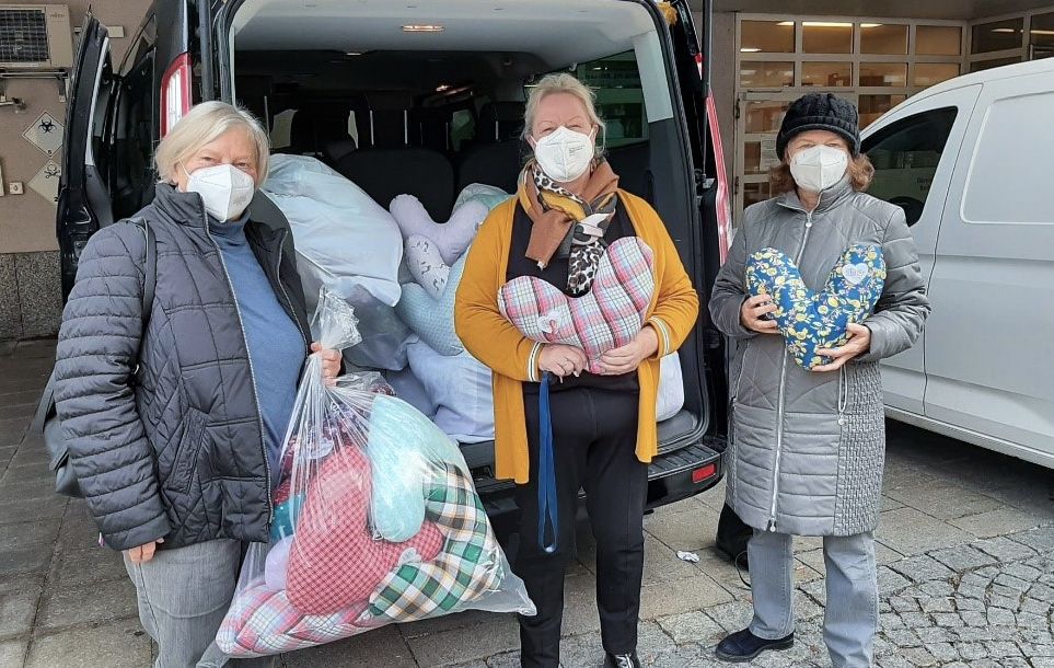 KDFB-Frauen aus Forstinning packen selbstgenähte Herzkissen in einen Lieferwagen