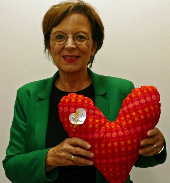KDFB-Landesvorsitzende Emilia Müller mit einem roten Herzkissen